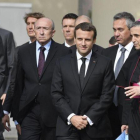 Macron (centro) conversa con el arzobispo de Rouen, Dominique Lebrun (derecha), durante la ceremonia por la muerte, hace un año, del sacerdote Jacques Hamel, degollado por dos yihadistas.-EFE / JULIEN DE ROSA