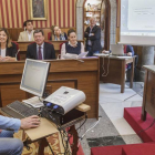 Vicente Marañón, concejal de Ciudadanos, fue el encargado de iniciar el sorteo de las mesas electorales desde el ordenador.-SANTI OTERO
