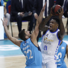 Thompson lanza a canasta con la oposición de Suton-ACB PHOTO