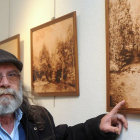 El artista Arsenio Peña junto a sus obras en la sala del Consulado del Mar.-Israel L. Murillo