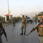 Agentes de las fuerzas de seguridad afganas, este jueves, tras el ataque en la Universidad Americana de Kabul.-AP / RAHMAT GUL