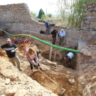 Miembros de la Asociación para la Recuperación de la Memoria Histórica, ARMH, prosiguen con los trabajos en el antiguo cementerio de Ponferrada, en busca de posibles más restos de represaliados de la Guerra Civil-César Sánchez / ICAL
