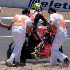 Los comisarios de la primera curva de Jerez tratan de que Álvaro Bautista (Ducati) pueda regresar a la carrera tras su caída en la segunda vuelta.-EFE / ROMÁN RIOS