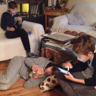 Tres niños de distintas edades se entretienen con dispositivos móviles.-ISRAEL L. MURILLO