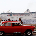 Un crucero con turistas que pasan frente al Malecón en La Habana.-EFE