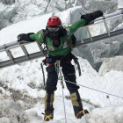 Alex Txikon ya está de nuevo en el campo base del Everest (5.250 metros), adonde llegó el sábado en helicóptero tras una semana de descanso en Kathmandú. El alpinista vasco, que aspira a convertirse en el primer extranjero que asciende al techo de mundo (-ALEX TXIKON