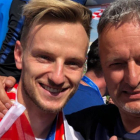 Rakitic junto al cantante filonazi Thompson. /-PERIODICO