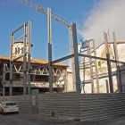 Los soportes de la caja que cubrirá la zona de cocheras ya está en marcha.-G. G.