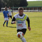Bellido controla un balón en un partido con el Bupolsa.-RAÚL G. OCHOA