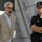 Imanol Arias saliendo de la Audiencia Nacional, el pasado 29 de junio.-JUAN MANUEL PRATS