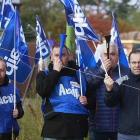 La huelga de los funcionarios de prisiones se mantendrán hasta el próximo martes. Protestas en la mañana de ayer a las puertas de la cárcel.-RAÚL G. OCHOA