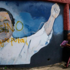 Dos personas pasan junto a un mural de Daniel Ortega en Managua-OSWALDO RIVAS