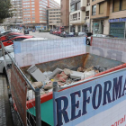 Imagen de un contenedor de una obra de reforma en la calle Sanz Pastor de la capital burgalesa.-ISRAEL L. MURILLO