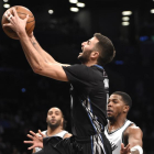Ricky Rubio entra a canasta en el partido frente a los Nets.-AP