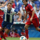 Stuani cae tras la entrada de un jugador navarro en el Power8.-Foto: VALENTÍ ENRICH