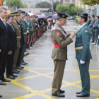 Entrega de distinciones durante el desfile en el Acuartelamiento de la Avenida Cantabria.-ISRAEL L. MURILLO