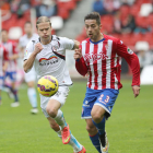Aitor Fernández lucha por un balón con un delantero del Sporting-Paloma Uche