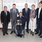 Foto de famlia de organizadores y patrocinadores con el trofeo de la Copa delRey, ayer, en el Ayuntamiento.-ISRAEL L. MURILLO