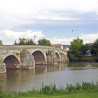 El puente de siete ojos sobre el río Arlanza.