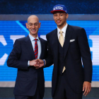 Adam Silver, comisionado de la NBA, felicita a Simmons tras su elección-Jerry Lai / USA Today Sports