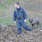 La unidad canina de la Policia Nacional buscó en el río Vena.-ISRAEL L. MURILLO