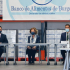 La Reina Sofía en el Banco de Alimentos de Burgos junto al alcalde de la ciudad y el consejero de Presidencia. SANTI OTERO