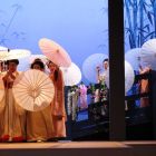 El montaje de ‘Madama Butterfly’ recrea el puerto de Nagasaki donde se conocen y se enamoran los dos protagonistas de la obra de Puccini.-