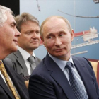 El nuevo secretario de Estado de EEUU, Rex Tillerson, al lado del presidente de Rusia, Vladmir Putin.-EFE / MIKHAIL KLIMENTYEV