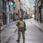 Dos soldados patrullan por la Rue Neuve, la calle comercial más concurrida de Bruselas, el 21 de noviembre.-EFE