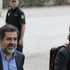 Jordi Sánchez y Jordi Cuixart a su llegada a la Audiencia Nacional, el pasado 16 de octubre.-JOSE LUIS ROCA