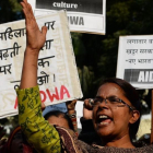 Activistas indias gritan en una protesta en Nueva Deli contra la violación en grupo de dos niñas en el vecino estado de Haryana, en el norte de la India, el 17 de enero.-AFP / SAJJAD HUSSAIN