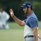 Jon Rahm saluda al público de Augusta después de patear en el hoyo 17.-PATRICK SMITH (AFP)