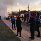 Los bomberos trabajan para sofocar el fuego mientras la Policía Local cortaba el tráfico. ECB