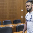 El acusado Aria L. entra en una sala del Tribunal Superior de Justicia de Francfort.-EFE / BORIS ROESSLER
