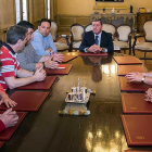 El presidente de la Diputación, César Rico, se reunió ayer con el comité de empresa de Cobur.-ECB