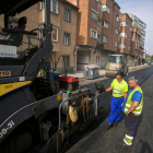 Obras de asfaltado en la avenida de la Constitución este verano. TOMÁS ALONSO