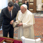 Sánchez muestra el ejemplar de Siloé al papa Francisco. MONCLOA
