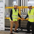 Juan Antonio Pazos (dcha) y el alcalde villarcayés, Adrián Serna, fueron los encargado de ‘abrir’ la llave del servicio.-ECB