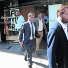 Los fiscales Fernando Bermejo (izquierda) y José Grinda salen de la sede de CDC, en agosto del 2015.-