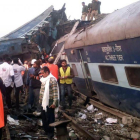 Equipos de rescate trabajan para recuperar supervivientes en el tren siniestrado cerca de Pukhrayan, en el distrito indio de Kanpur, hoy.-AFP