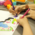 Unos niños coloreando un dibujo de Disney en una imagen de archivo.-CRIS IZQUIERDO