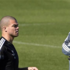 Pepe junto a Ancelotti en una sesión de entrenamiento en Valdebebas.-Foto:   AFP / GERARD JULIEN