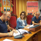 Javier Ajenjo firma el convenio con  la alcaldesa, Raquel González.-L. V.