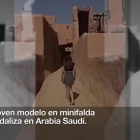 Una mujer en minifalda en Arabia Saudí.-YOUTUBE