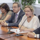 Concha Nafría (de blanco) interviene durante la rueda de prensa celebrada ayer en  la delegación de la Junta.-SANTI OTERO