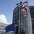 Banderas ondean en el exterior de la sede del Parlamento Europeo en Estrasburgo.-PATRICK SEEGER