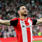 Aduriz celebra su gol con San Mamés.-EFE