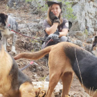 Judith Rasines, ayer, junto a los perros durante la última batida en la sierra de Alhaurín de la Torre.-ECB