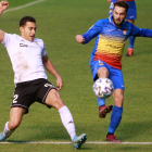 Álvaro Rodríguez pugna por un balón en la eliminatoria de Copa frente al Andorra. RAÚL OCHOA
