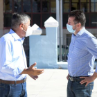 Tudanca (dch) charla con el alcalde de Medina de Pomar (izq) durante su visita de ayer a la localidad. ICAL